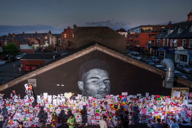 13 de julio — mensajes de amor y apoyo cubren un mural de la estrella del fútbol Marcus Rashford en Manchester, Inglaterra. Había sido vandalizado con grafitis racistas después de que Rashford fuera uno de los jugadores de Inglaterra que falló un penalti en la final de la Eurocopa 2020 contra Italia. Él y un par de sus compañeros de equipo negros también fueron objeto de abusos raciales en las redes sociales.