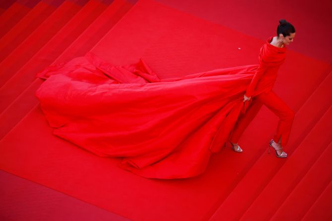 14 de julio — la modelo española Marta Lozano camina por la alfombra roja durante una proyección en el Festival de Cine de Cannes en Francia.