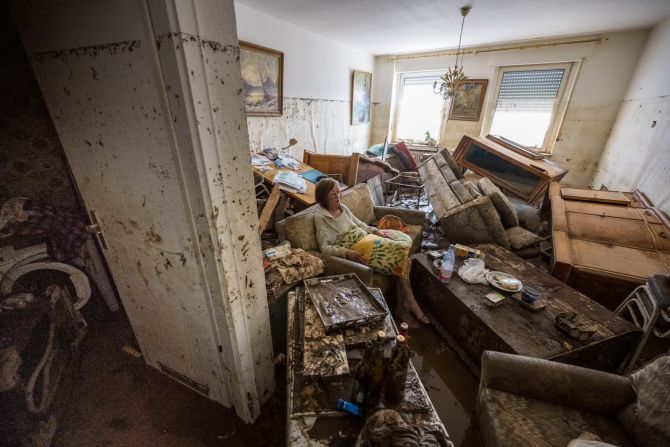 17 de julio — Jutta Schelleckes se sienta en la sala de estar de su apartamento, que fue destruido por las inundaciones en Bad Neuenahr-Ahrweiler, Alemania. Más de 200 personas en Europa occidental murieron en graves inundaciones causadas por lluvias históricas.