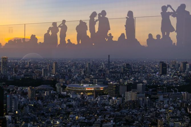 17 de julio — el nuevo Estadio Nacional de Tokio se ve desde la torre de observación de un rascacielos cercano, pocos días antes del inicio de los Juegos Olímpicos de Verano.