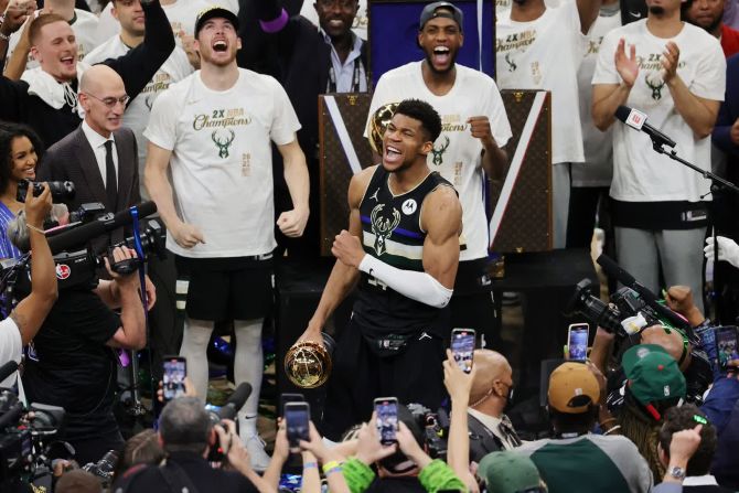 20 de julio — Giannis Antetokounmpo celebra después de llevar a los Milwaukee Bucks a un título de la NBA. Anotó 50 puntos en el juego por el que ganó el título contra Phoenix, llevando a los Bucks a su primer campeonato en 50 años.