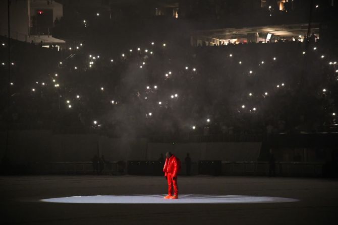 22 de julio — El rapero Kanye West aparece en un evento de su nuevo álbum, "Donda", en el estadio Mercedes-Benz de Atlanta. West se estaba quedando en el lugar para completar el álbum.