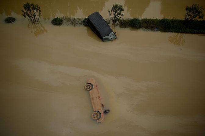 22 de julio — autos se hunden en el agua después de las fuertes lluvias en Zhengzhou, China. Más de 100.000 personas fueron evacuadas de Zhengzhou, una ciudad de 12,6 millones a orillas del río Amarillo.