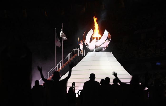 23 de julio — la estrella del tenis Naomi Osaka enciende el caldero olímpico al final de la ceremonia de apertura en Tokio. Debido a la pandemia de covid-19, no hubo público presente. Y en el transcurso de los Juegos Olímpicos de este año, solo un puñado de lugares permitió la entrada al público.