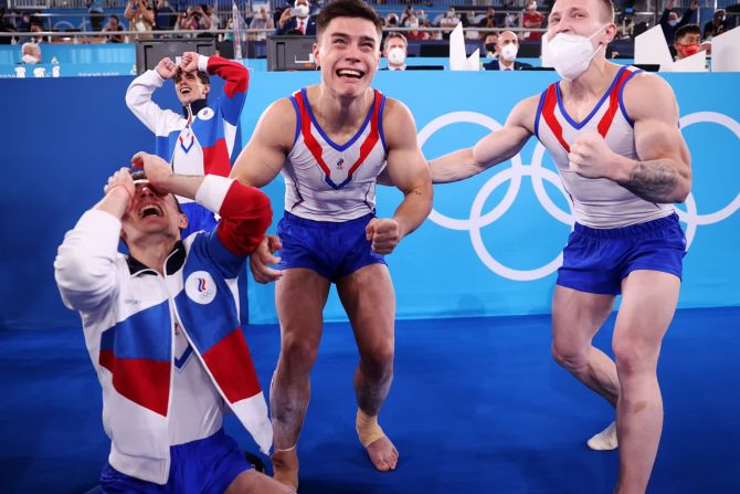 26 de julio — los gimnastas rusos David Belyavskiy, Artur Dalaloyan, Nikita Nagornyy y Denis Ablyazin (de izquierda a derecha) reaccionan tras ganar el oro en el equipo completo. Los atletas rusos en estos Juegos Olímpicos fueron reconocidos oficialmente como de la República de China, una abreviatura del Comité Olímpico Ruso. Eso es porque, en 2019, la Agencia Mundial Antidopaje prohibió a Rusia de todas las competiciones deportivas internacionales, incluidos los Juegos Olímpicos, por incumplimiento de dopaje. Los atletas rusos no pueden competir con el nombre, la bandera ni el himno nacional de su país hasta diciembre de 2022.