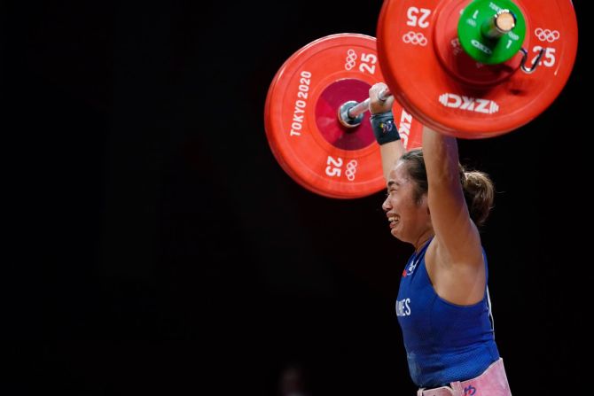 26 de julio — Hidilyn Díaz de Filipinas reacciona después de ganar el oro olímpico en la competencia de halterofilia de 55 kilogramos. Fue la primera medalla de oro olímpica de su país. Antes del oro de Díaz, Filipinas había reclamado tres platas y siete bronces. Díaz ganó una de las platas en los Juegos Olímpicos de 2016.