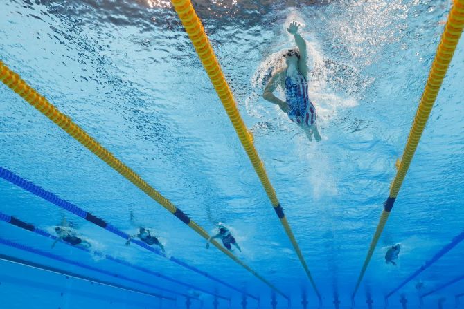 28 de julio — la nadadora estadounidense Katie Ledecky aplasta el campo en la final olímpica de los 1.500 metros estilo libre. Terminó la carrera más de cuatro segundos por delante de la medallista de plata Erica Sullivan, una compañera estadounidense. Ledecky ganó dos oros y dos platas en Tokio, sumándose a las seis medallas que ganó en Juegos Olímpicos anteriores.