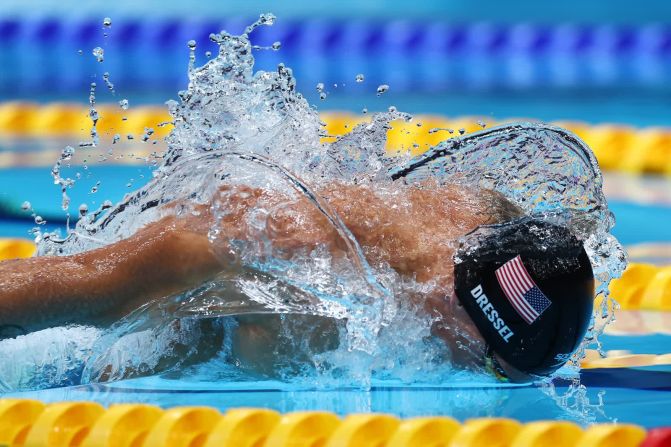 30 de julio — la nadadora estadounidense Caeleb Dressel compite en los 100 metros de mariposa durante los Juegos Olímpicos de Tokio. Al día siguiente, terminó la final en 49,45 segundos, ganando el oro y rompió su propio récord mundial en el proceso. Dressel ganó cinco medallas de oro en Tokio, más que cualquier otro atleta.