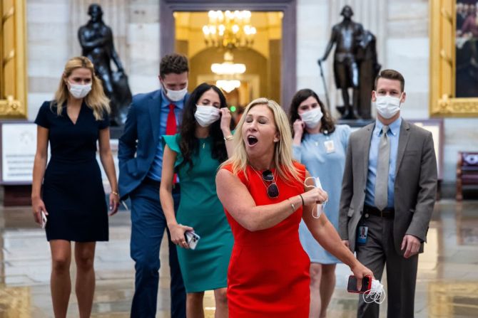 30 de julio — la representante de Estados Unidos Marjorie Taylor Greene se quita la máscara de manera histriónica mientras cruza desde el lado de la Cámara del Capitolio de Estados Unidos, donde se requería el uso de mascarillas, hacia el lado del Senado, donde no eran obligatorias. La Cámara acababa de restablecer su mandato de uso de mascarilla.