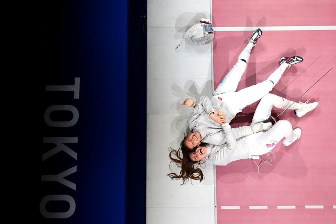 31 de julio — las esgrimistas rusas Sofia Pozdniakova, top, y Olga Nikitina celebran después de ganar el oro en el evento de sable por equipos durante los Juegos Olímpicos de Tokio.