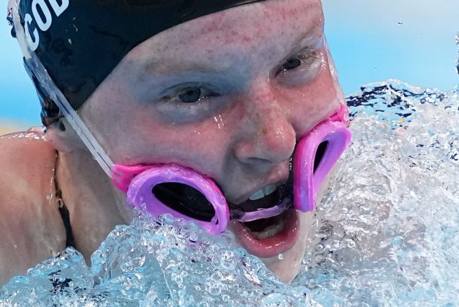 31 de julio — las gafas de Lydia Jacoby se le cayeron mientras la estadounidense nadaba en un relevo mixto en los Juegos Olímpicos de Tokio. El equipo de EE.UU. terminó quinto en el evento, que fue un combinado de 4x100 metros. Reino Unido ganó el oro.