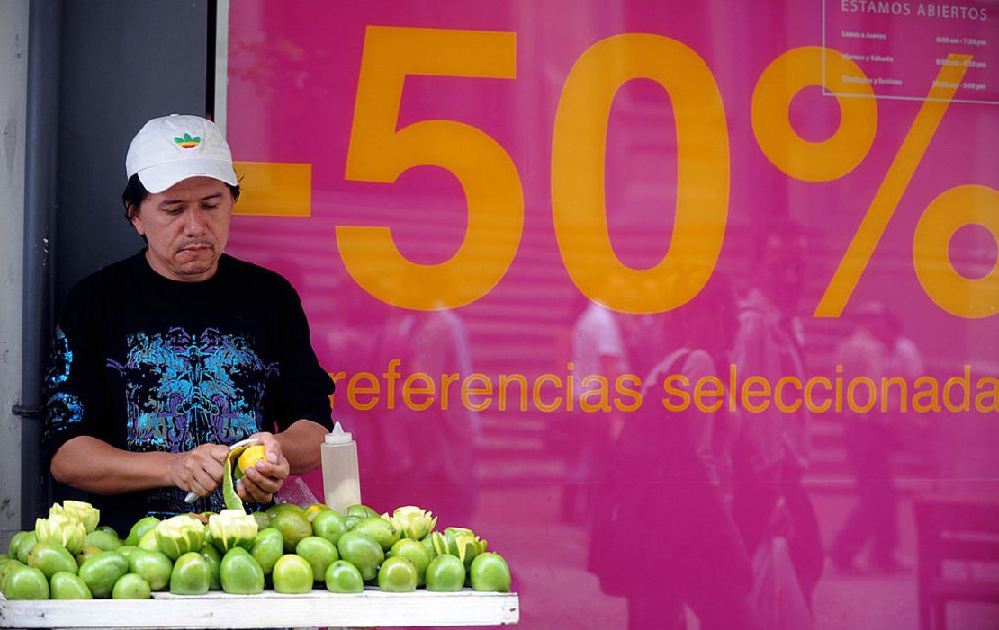 Un vendedor de mango biche en Medellín, Colombia.