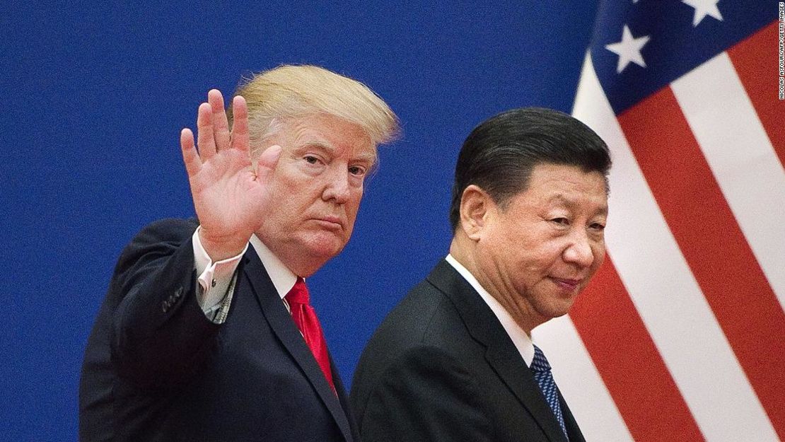 El expresidente de Estados Unidos, Donald Trump (izquierda), y el presidente de China, Xi, salen de un evento de líderes empresariales en el Gran Salón del Pueblo en Beijing, en noviembre de 2017.