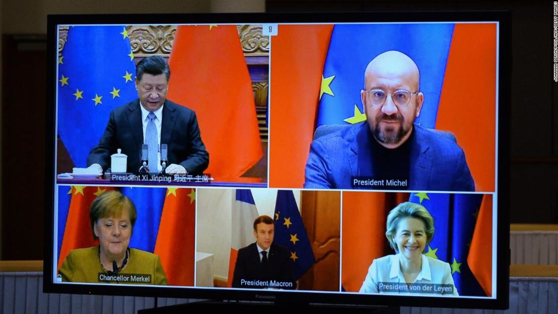 La presidenta de la Comisión Europea, Ursula von der Leyen, el presidente del Consejo Europeo, Charles Michel, la canciller alemana, Angela Merkel, el presidente francés, Emmanuel Macron, y el presidente chino, Xi Jinping, durante una videoconferencia para aprobar un pacto de inversión entre China y la UE el 30 de diciembre de 2020.