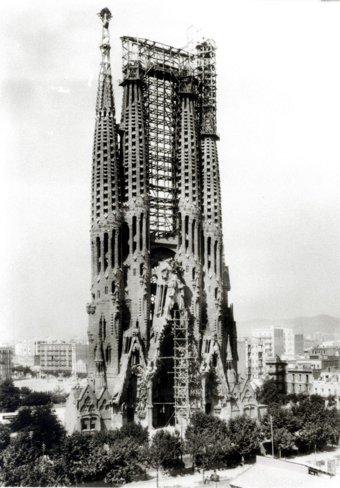 Imagen del campanario dedicado al apóstol Bernabé, lo único que vio terminado Antoni Gaudí.