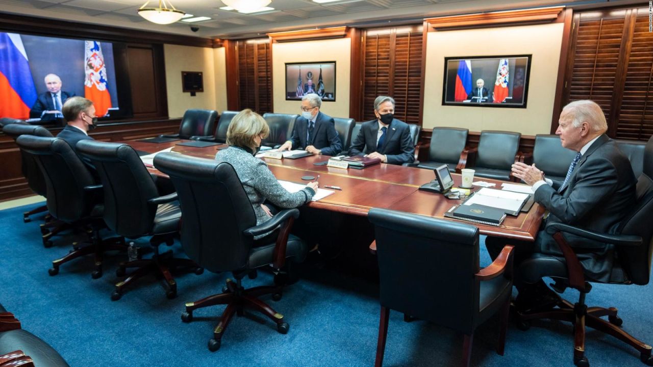 CNNE 1114011 - biden le advierte a putin que no invada ucrania