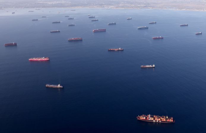 20 de septiembre — buques portacontenedores anclados fuera de los puertos de Long Beach y Los Ángeles mientras esperan descargar sus mercancías. En todo el mundo, muchos puertos se han congestionado debido al aumento de la demanda de productos básicos y bienes. Pero la crisis de la cadena de suministro es más que un simple atasco de buques portacontenedores. La escasez mundial de camiones, conductores y chips de computadora son solo algunos de los otros factores que contribuyen a la crisis.