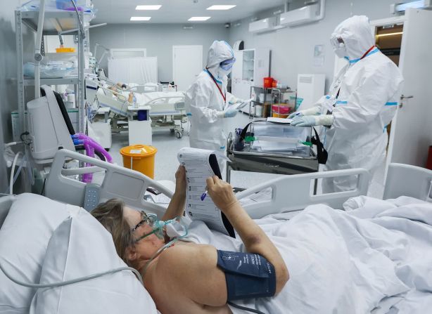 19 de septiembre — un paciente en un hospital de reserva para el covid-19 en Moscú vota en las elecciones parlamentarias de Rusia.