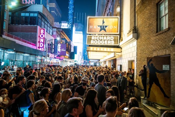 14 de septiembre — la gente sale del Teatro Richard Rodgers de Nueva York después de una proyección del musical "Hamilton". Los espectáculos de Broadway estaban regresando después de haber sido cerrados durante gran parte de la pandemia.