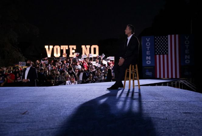 13 de septiembre — el gobernador de California, Gavin Newsom, asiste a un mitin de campaña en Long Beach, California. Newsom se enfrentaba a una elección revocatoria nacida de la ira de los partidistas por su respuesta a la pandemia, pero terminó con un voto de confianza en su estrategia para combatirla. La victoria de Newsom se vio reforzada por una sólida participación entre los demócratas, que superan en número a los republicanos en casi dos a uno en el estado.