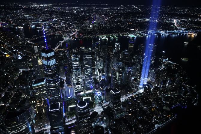 11 de septiembre — el monumento Tribute in Light brilla en el sitio del World Trade Center en Nueva York.