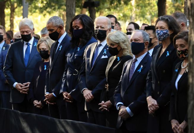 11 de septiembre — momento de silencio en el Museo y Monumento Nacional del 11 de septiembre en Nueva York. Era el vigésimo aniversario de los ataques terroristas del 11 de septiembre. De izquierda a derecha están el expresidente Bill Clinton; la ex primera dama y senadora estadounidense Hillary Clinton; el expresidente Barack Obama; la ex primera dama Michelle Obama; el presidente Joe Biden; la primera dama Jill Biden; el exalcalde de la ciudad de Nueva York Michael Bloomberg; la pareja de Bloomberg, Diana Taylor; y la presidenta de la Cámara de Representantes, Nancy Pelosi.