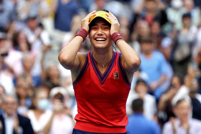 11 de septiembre — Emma Raducanu celebra tras ganar el torneo de tenis US Open en Nueva York. Raducanu, de 18 años, es el primer clasificado en la historia de la era de los Open en ganar un título importante. Ella derrotó a su compañera adolescente Leylah Fernández en la final 6-4, 6-3.