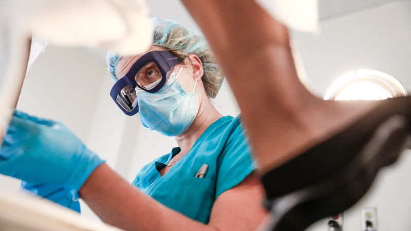 Nueva ley sobre el aborto en españa incluirá baja laboral por menstruación dolorosa | cnn