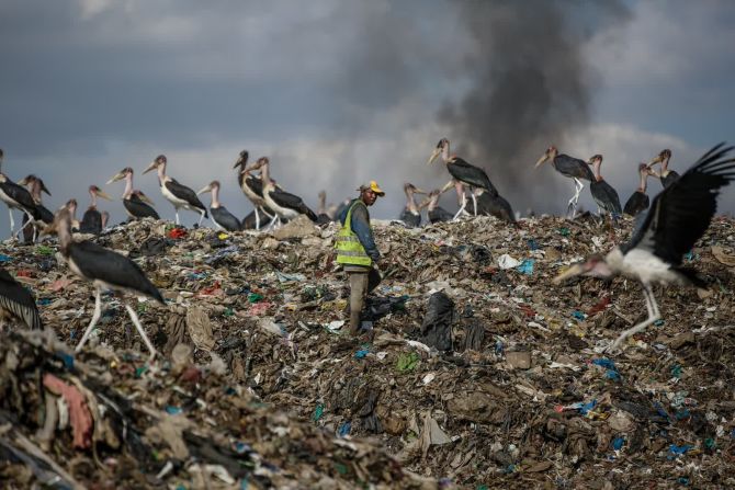 7 de septiembre — un hombre busca materiales reciclables en Dandora, el vertedero de basura más grande de Nairobi, Kenya.