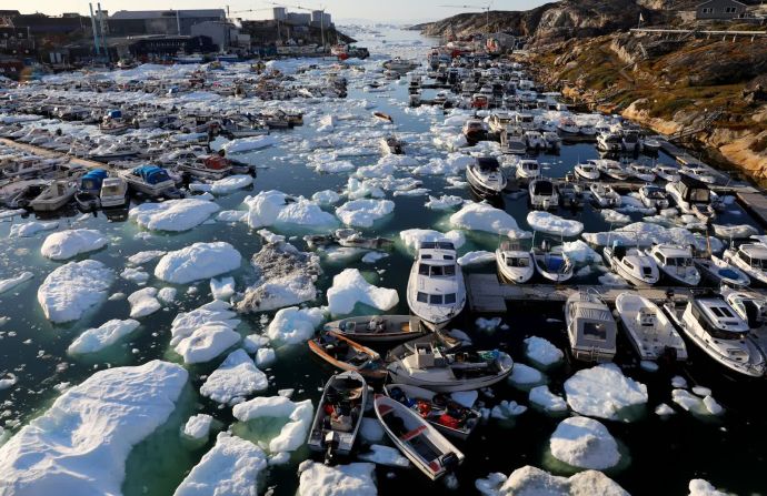 2 de septiembre — hielo flota alrededor de los barcos en un puerto en Ilulissat, Groenlandia. A medida que el cambio climático calienta el planeta, la pérdida de hielo ha aumentado rápidamente. Según un estudio publicado este año en la revista Cryosphere, la Tierra ha perdido la asombrosa cantidad de 28 billones de toneladas de hielo desde mediados de la década de 1990.