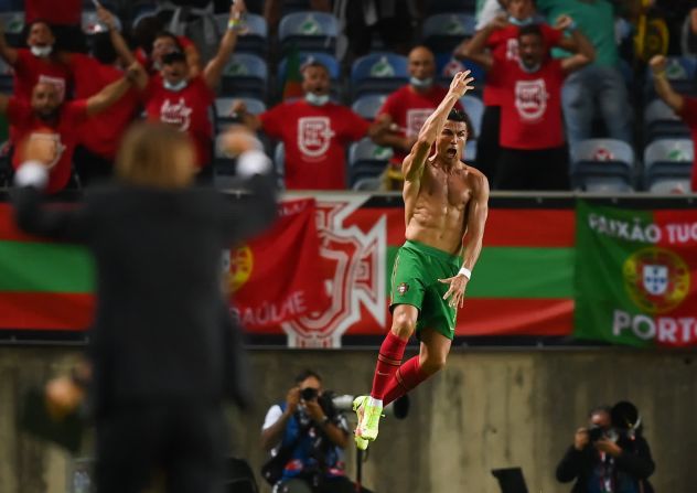 1 de septiembre — Cristiano Ronaldo de Portugal celebra tras marcar un gol durante un partido de clasificación para la Copa del Mundo contra Irlanda. Ronaldo anotó los dos goles en la victoria por 2-1, superando al iraní Ali Daei para convertirse en el máximo goleador de todos los tiempos en el fútbol internacional masculino.