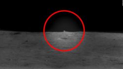 CNNE 1114147 - ¿un cubo en la luna? mira el hallazgo de una mision china