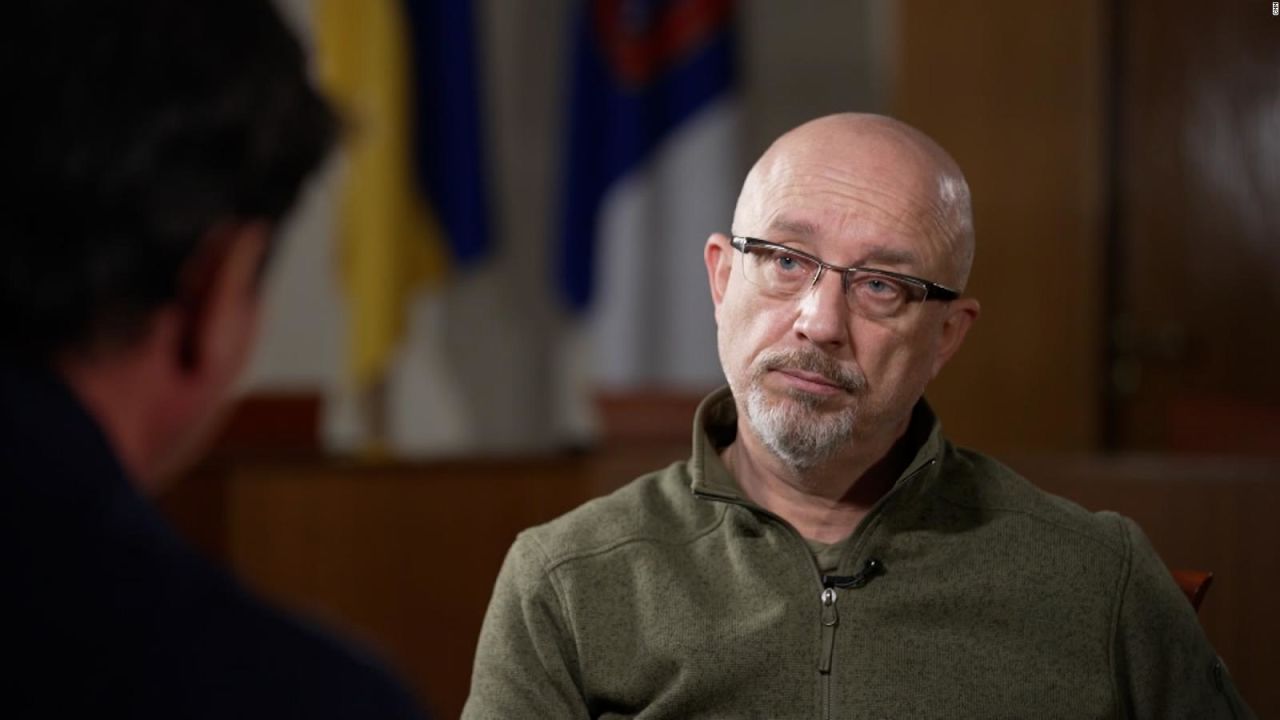 CNNE 1114151 - ministro de defensa de ucrania advierte de "masacre sangrienta"
