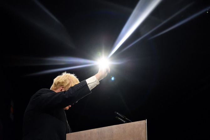 6 de octubre — el primer ministro de Reino Unido, Boris Johnson, pronuncia su discurso de apertura en el último día de la Conferencia del Partido Conservador en Manchester, Inglaterra.