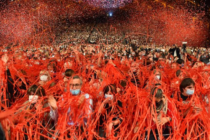 9 de octubre — gente cubierta de serpentinas durante la ceremonia de apertura del Festival de Cine Lumière en Lyon, Francia.