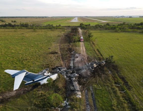 19 de octubre — restos de un pequeño avión, que estalló en llamas cuando golpeó una cerca durante el despegue, yacen en un campo cerca del Aeropuerto Ejecutivo de Houston en Brookshire, Texas. Más de 20 personas estaban a bordo de la aeronave, pero no se reportaron heridos importantes.