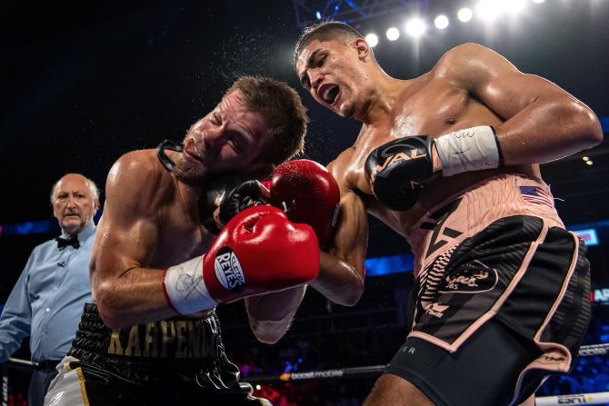 23 de octubr —: Xander Zayas golpea a Dan Karpency durante su pelea de peso medio en Atlanta. Zayas ganó por nocaut técnico en el cuarto asalto.