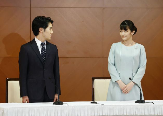 26 de octubre — la princesa Mako de Japón y su esposo, Kei Komuro, anuncian su matrimonio en una conferencia de prensa en Tokio. Según la ley japonesa, las mujeres de la casa real deben renunciar a sus títulos y abandonar el palacio si se casan con un plebeyo. Mako rechazó un pago de US$ 1 millón del gobierno, al que tenía derecho como miembro de la realeza saliente.