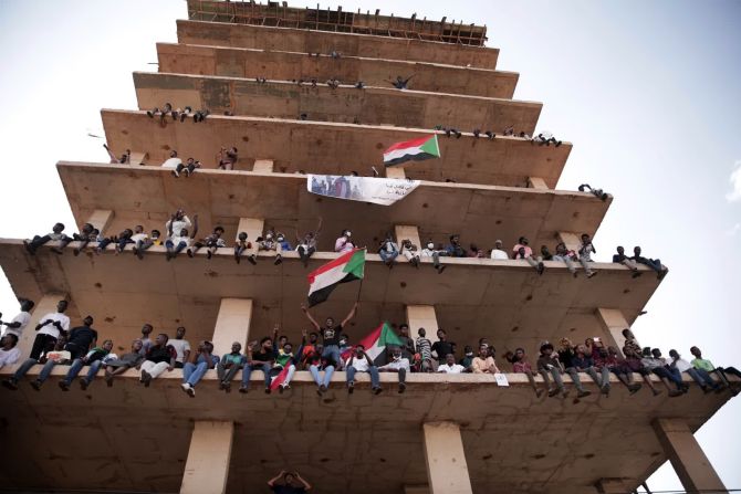 30 de octubre — la gente se manifiesta contra la toma del poder militar en Jartum, Sudán. Unos días antes, el ejército de Sudán había disuelto el gobierno de reparto del poder del país y declarado el estado de emergencia. El golpe se produjo después de meses de crecientes tensiones en el país, donde grupos militares y civiles habían compartido el poder desde el derrocamiento del expresidente Omar al-Bashir en 2019.