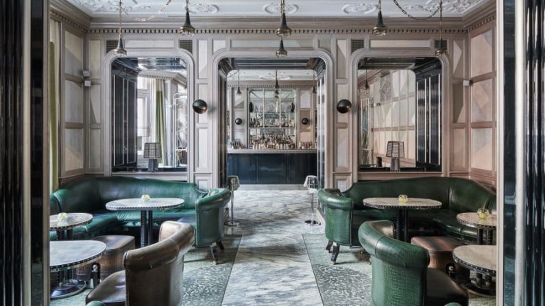 1. Connaught Bar, Londres: El Connaught Bar está ubicado en el exclusivo hotel del mismo nombre en el acaudalado distrito de Mayfair de Londres. Sigue leyendo para encontrar otros ganadores en la lista de los 50 mejores bares del mundo de este año.
