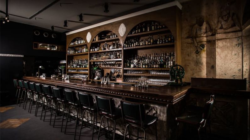 4. The Clumsies, Atenas: este bar de Atenas con un nombre encantador toma su apodo de la "porción generosa de los errores favoritos" que componen la declaración de la misión de su menú.