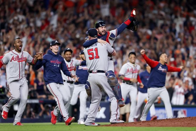 2 de noviembre – los Braves de Atlanta celebran después de ganar la Serie Mundial en Houston. Los Braves derrotaron a los Astros de Houston en seis juegos para conseguir su primer título desde 1995.