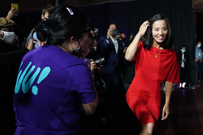 2 de noviembre – la candidata a la alcaldía Michelle Wu llega a un evento la noche de las elecciones en Boston. Derrotó a Annissa Essaibi George para convertirse en la primera mujer y la primera persona de color en ser elegida alcaldesa de la ciudad.