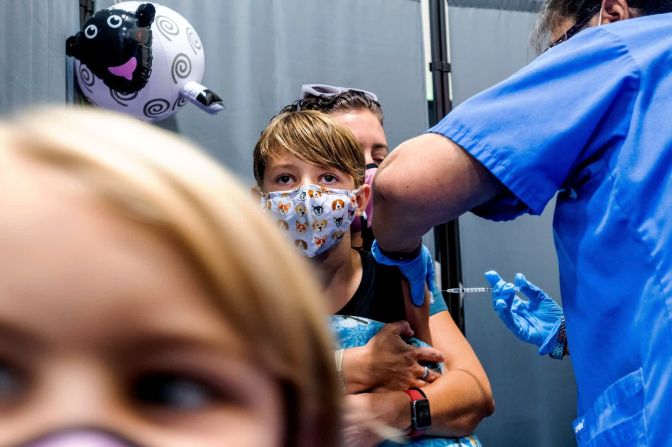 3 de noviembre – Finn Washburn, de 9 años, recibe una dosis de la vacuna covid-19 en San José, California. La Administración de Alimentos y Medicamentos y de EE.UU. acababa de autorizar la vacuna de Pfizer para su uso en niños de 5 a 11 años.