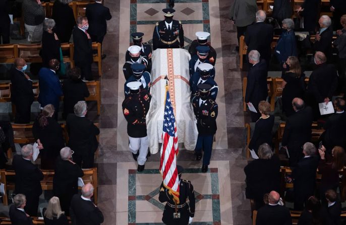 5 de noviembre – miembros de una guardia de honor militar llevan el ataúd del exsecretario de Estado de Estados Unidos Colin Powell, durante su funeral en la Catedral Nacional de Washington. Powell, el primer secretario de estado negro de la nación, también fue un líder militar pionero. Murió a los 84 años.
