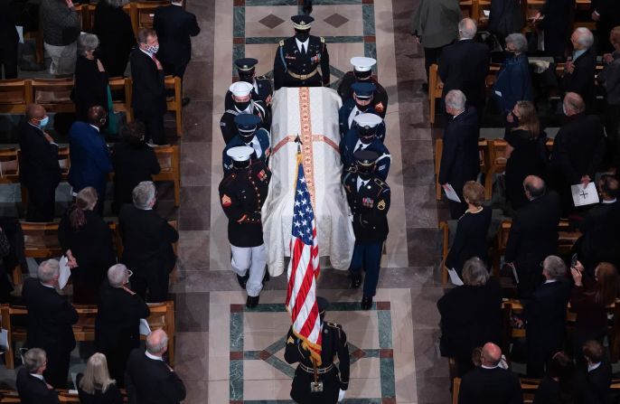 5 de noviembre – de una guardia de honor militar llevan el ataúd del exsecretario de Estado de Estados Unidos Colin Powell, durante su funeral en la Catedral Nacional de Washington. Powell, el primer secretario de estado negro de la nación, también fue un líder militar pionero. Murió a los 84 años.