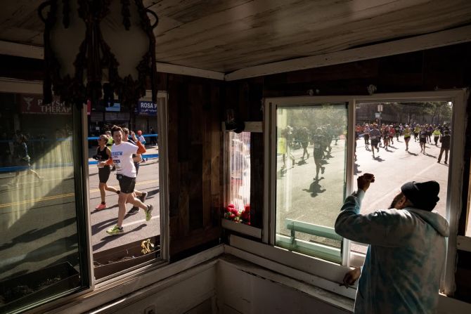 7 de noviembre – un residente local anima a los corredores durante el Maratón de la ciudad de Nueva York. El evento fue cancelado el año pasado debido a la pandemia de covid-19.