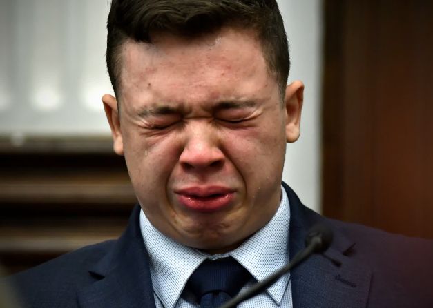 10 de noviembre – Kyle Rittenhouse se descompone en el estrado mientras testifica durante su juicio por homicidio en Kenosha, Wisconsin. Rittenhouse, de 18 años, mató a dos personas y disparó a otra el año pasado durante los disturbios que sucedieron en Kenosha después del tiroteo policial contra Jacob Blake, un hombre negro de 29 años. Al final, los del jurado estuvieron de acuerdo con el testimonio de Rittenhouse de que temía por su vida y actuó en defensa propia, y fue absuelto de todos los cargos en su contra.