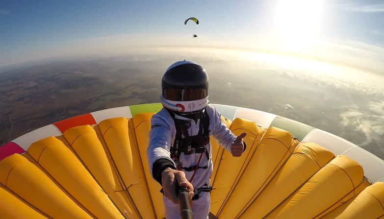 10 de noviembre – Remi Ouvrard se toma una selfie sobre un globo aerostático en el oeste de Francia. Rompió el récord mundial por estar de pie en un globo aerostático en altitud. El globo alcanzó una altitud de más de 3.637 metros (11.932 pies).