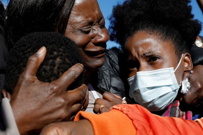 24 de noviembre – personas reaccionan frente al Palacio de Justicia del Condado de Glynn en Brunswick, Georgia, después de que tres hombres fueran declarados culpables del homicidio de Ahmaud Arbery. El veredicto puso fin a un juicio que abordó cuestiones como la raza y los derechos y limitaciones de la legítima defensa. Arbery, un hombre negro de 25 años, estaba trotando cerca de Brunswick cuando tres hombres blancos lo persiguieron, le dispararon y lo mataron en febrero de 2020. El video del episodio apareció más de dos meses después, lo que provocó manifestaciones generalizadas. No se fijó de inmediato una fecha para la sentencia de los tres hombres condenados: Travis McMichael, Gregory McMichael y William “Roddie” Bryan Jr. Sus abogados dijeron que planeaban apelar.